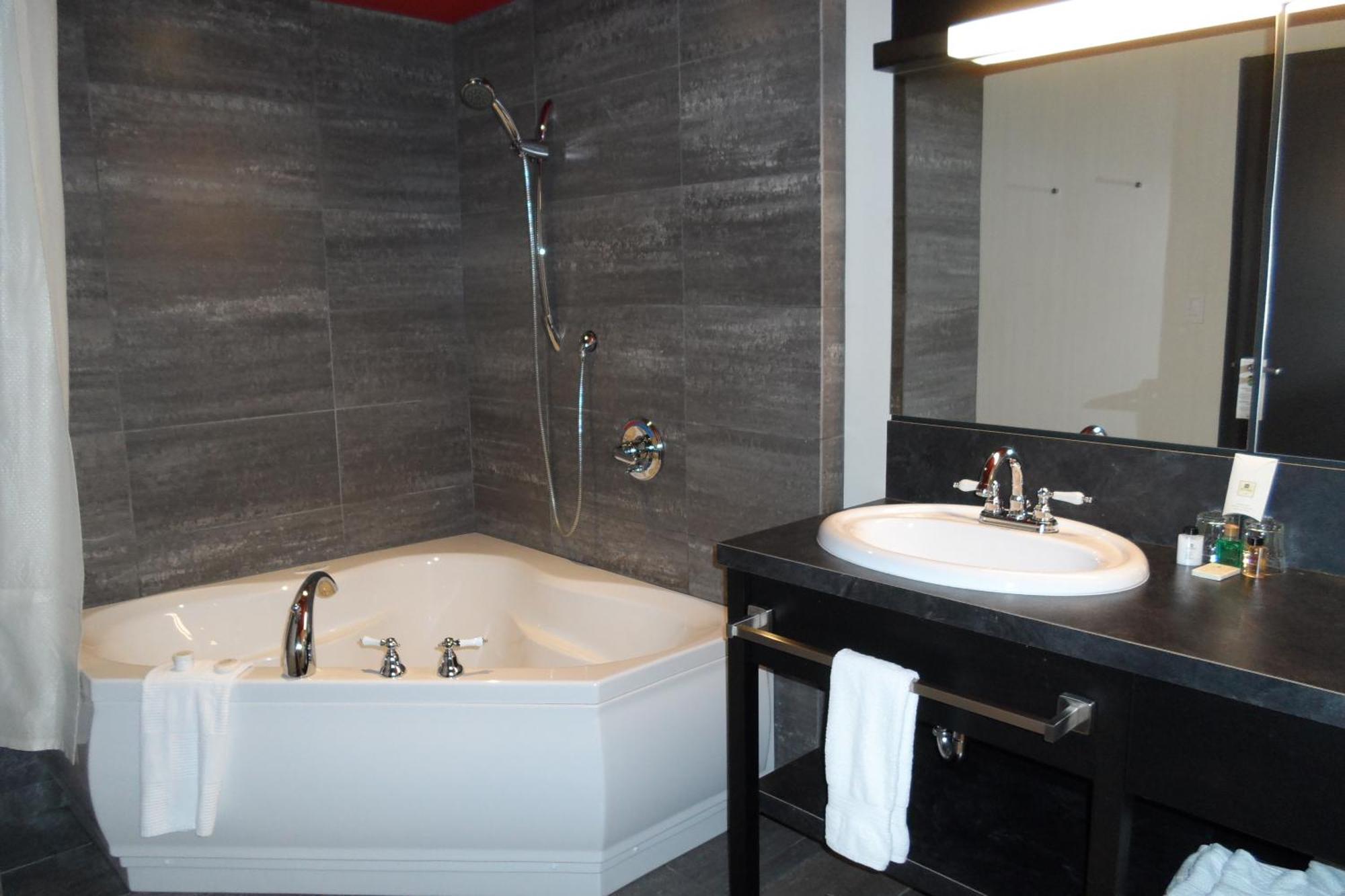 Grand Times Hotel Sherbrooke